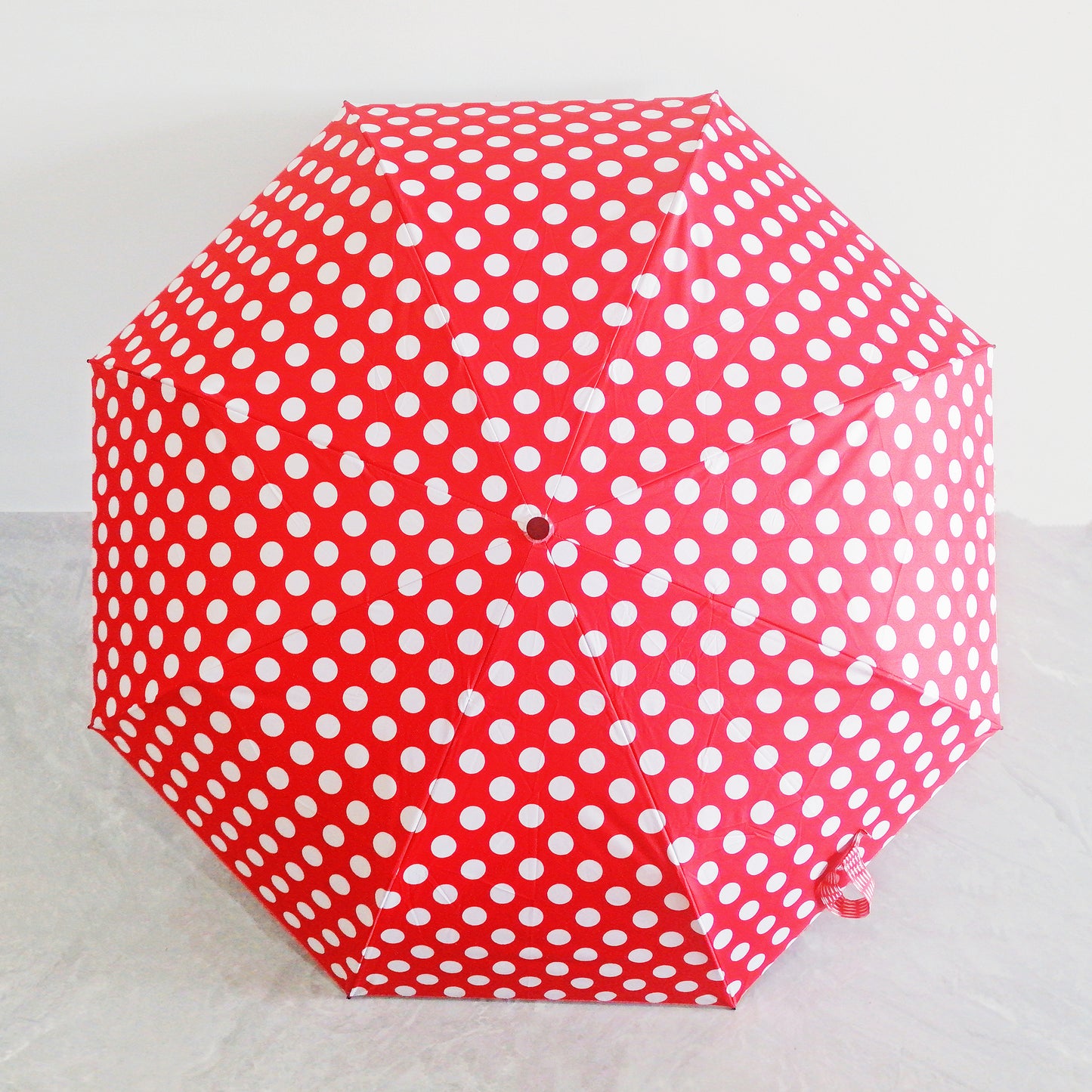 Mini-Regenschirm mit manueller Öffnung und Schließung, mit roten und weißen Punkten