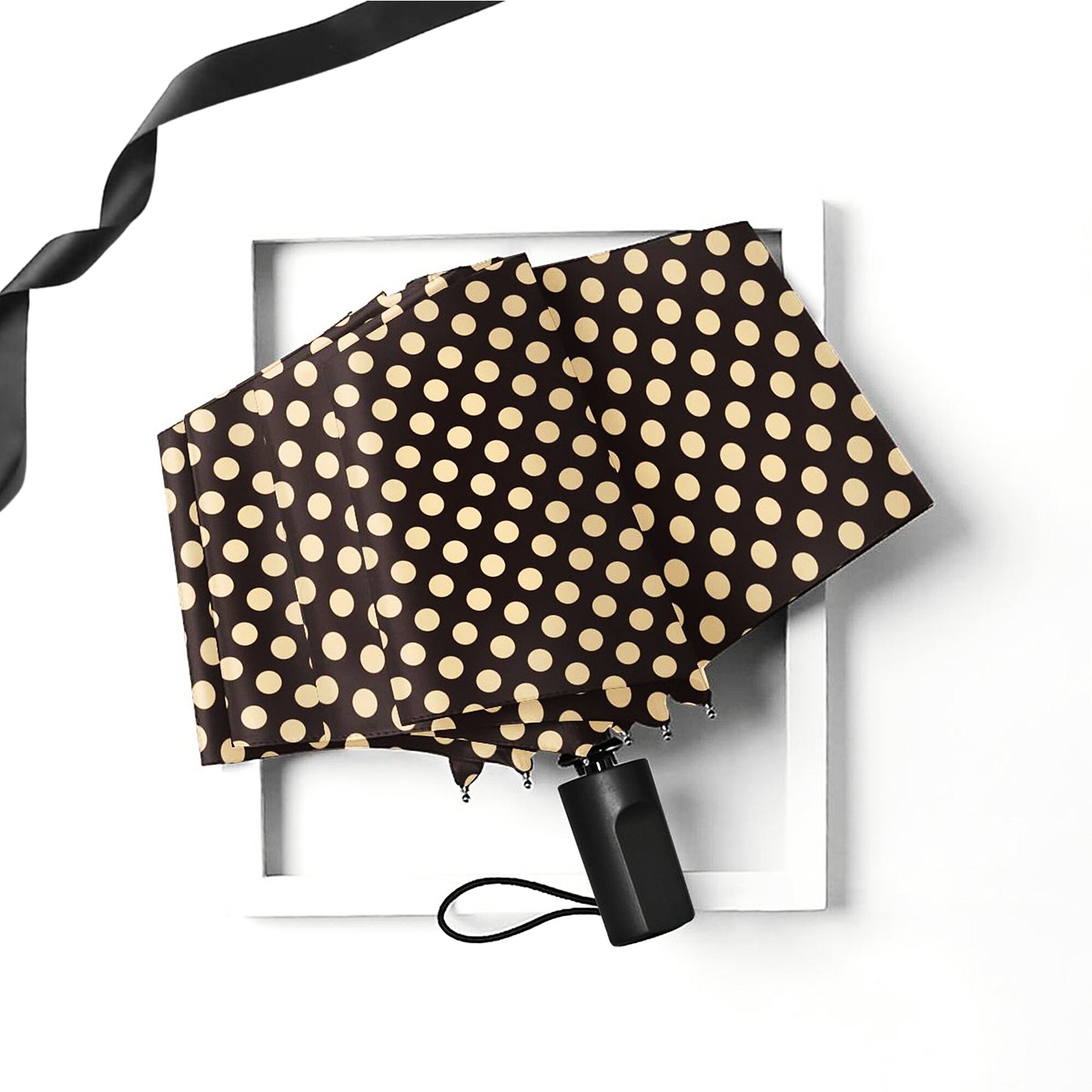 Beigefarbener manueller Taschenschirm mit Punkten