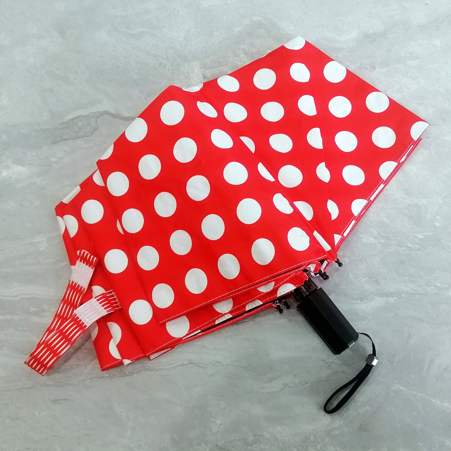 Mini-Regenschirm mit manueller Öffnung und Schließung, mit roten und weißen Punkten