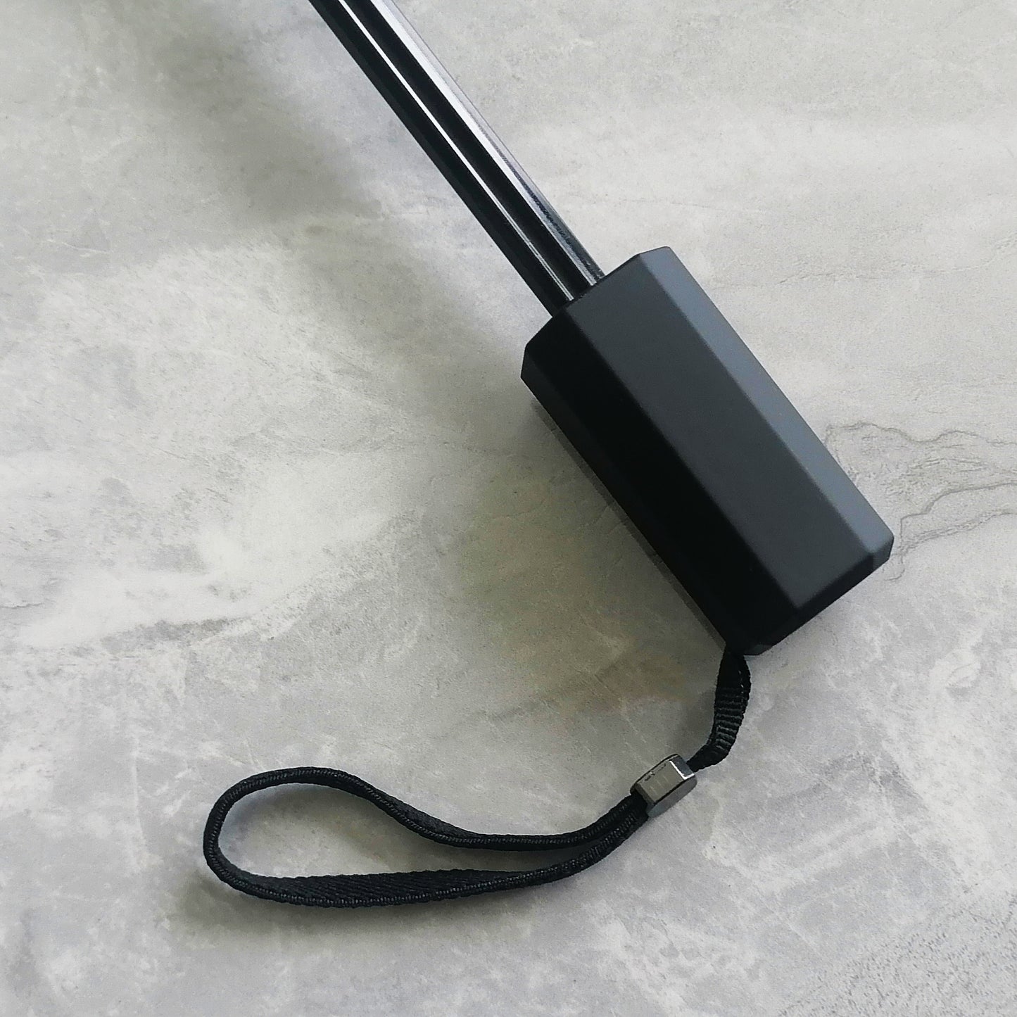 Manueller Taschenschirm mit roten und weißen Punkten