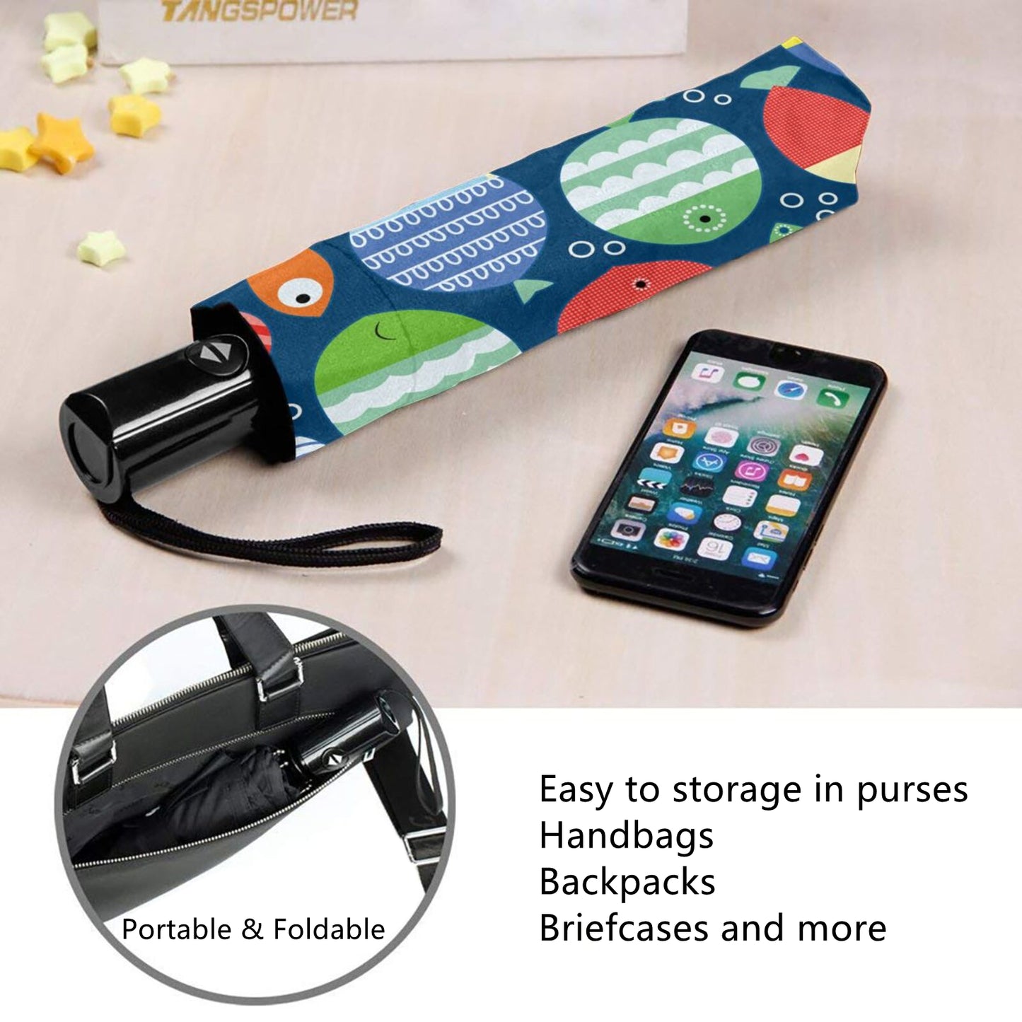 Kleiner Reiseschirm mit süßem Fisch im Inneren